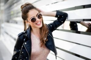 Mulher descontraída jaqueta preta