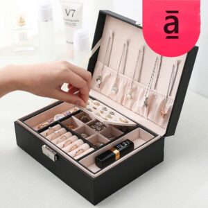 Tenha suas joias organizadas como uma verdadeira princesa com nossa caixa portátil de joias! Compartimentos especiais para brincos, anéis e até mesmo seus produtos de beleza favoritos. Mantenha tudo seguro e fácil de encontrar em um só lugar. Este organizador simples é perfeito para viagens ou para uso diário. Com um design elegante e sofisticado, você se sentirá como uma princesa enquanto cuida de suas preciosidades.